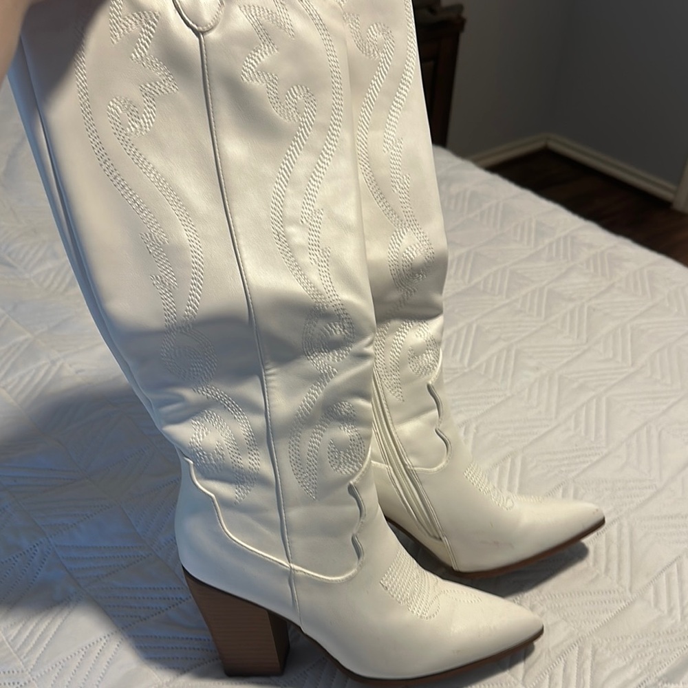 Dream Pairs White Heeled Boots